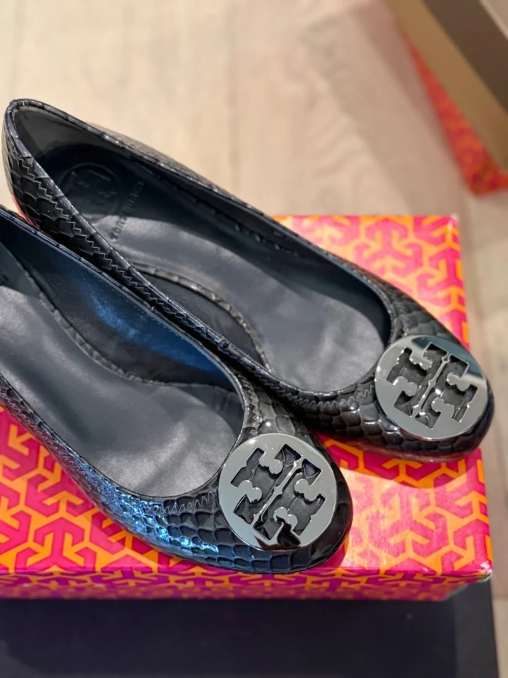 TORY BURCH , SIZE 9 METALLIC silver Snake Skin , features embossed , closed toe.